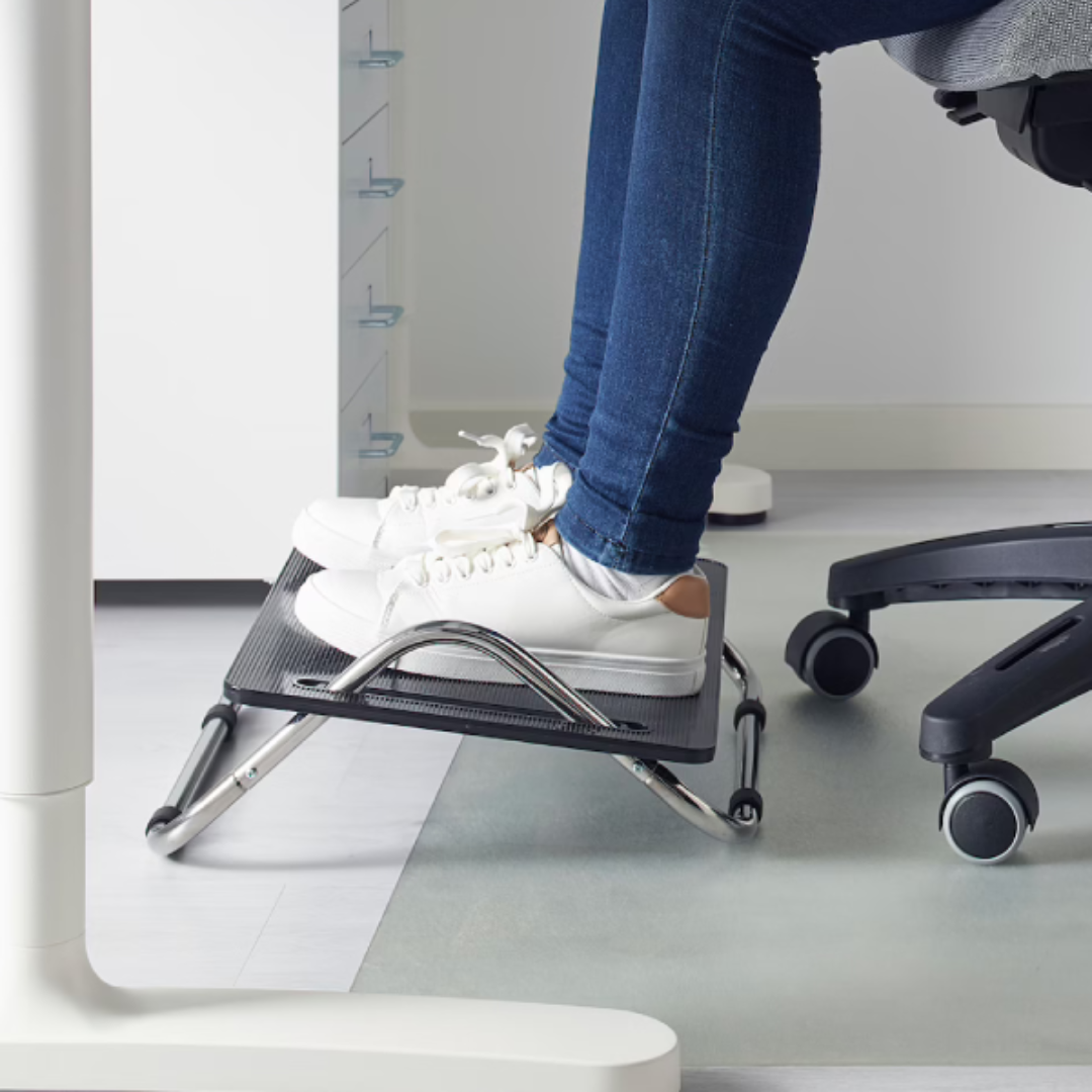 Apoio ergonômico Paceon StrongFoot com base inclinável e hastes cromadas para conforto e postura equilibrada