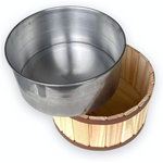 Tina de madeira Paceon SpaHome com bacia de alumínio para escalda-pés, design rústico e conforto no uso doméstico.