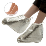 Bota térmica metalizada Paceon que retém o calor para potencializar a hidratação e deixar os pés macios.