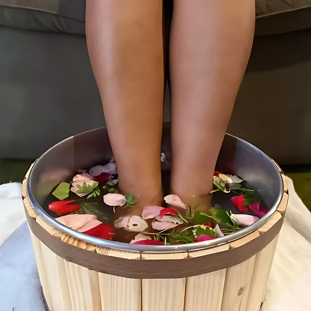 Tina de madeira Paceon SpaHome com bacia de alumínio para escalda-pés, design rústico e conforto no uso doméstico.