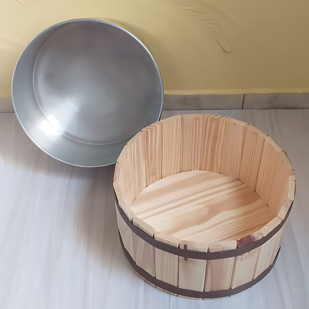 Tina de madeira Paceon SpaHome com bacia de alumínio para escalda-pés, design rústico e conforto no uso doméstico.