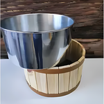 Tina de madeira Paceon SpaHome com bacia de alumínio para escalda-pés, design rústico e conforto no uso doméstico.